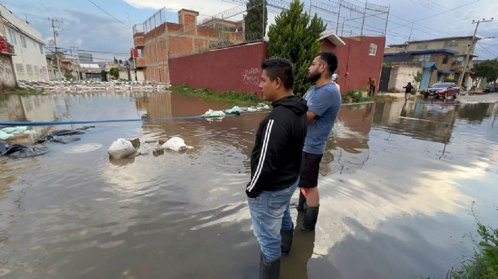 Vecinos se organizan en Chalco para luchar contra inundaciones