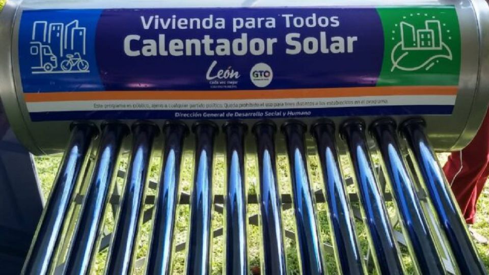 El calentador que se entrega está compuesto por un termotanque de acero inoxidables de 120 litros de capacidad y 12 tubos evacuados tricapa de 1800 mm de largo, 58 mm de diámetro y calibre de 1.8 mm con estructura de aluminio de soporte y tornillería de anexo inoxidable. 