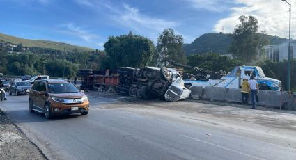 Otro tráiler vuelca en Tlalnepantla en menos de una semana