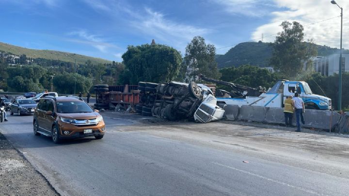 Otro tráiler vuelca en Tlalnepantla en menos de una semana