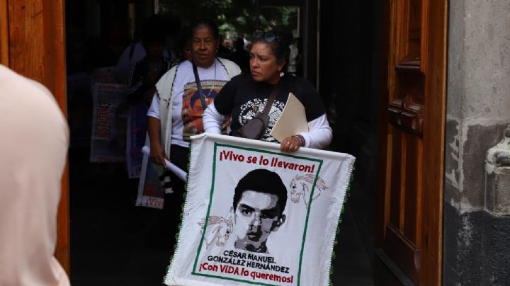 "Terminamos mal": padres de los 43 tras salir de reunión con AMLO