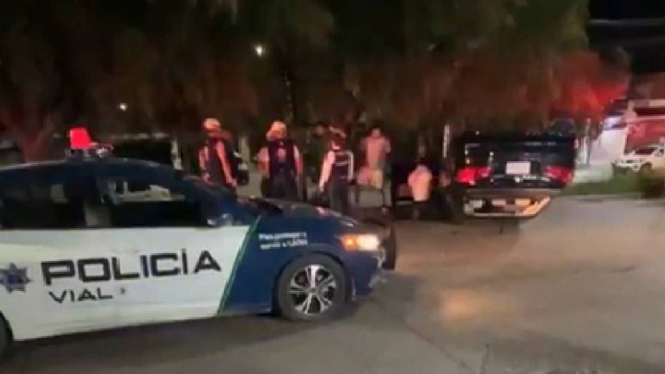 Los elementos de la Policía Vial acudieron a la zona donde pudieron confirmar que un vehículo BMW de color estaba completamente volteado sobre el bulevar y el conductor se encontraba lesionado.