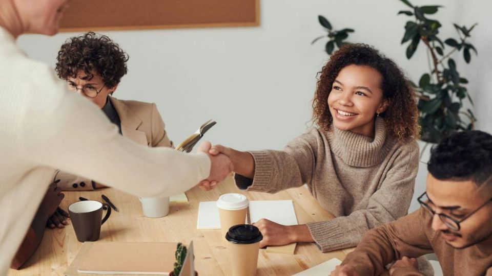 ¿Están prohibidas o no las relaciones sentimentales?, qué dice la ley sobre las relaciones que pueden surgir entre compañeras y compañeros en el centro laboral.