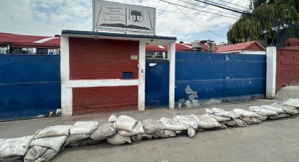 Costales salvan libros de texto de inundación en Chalco