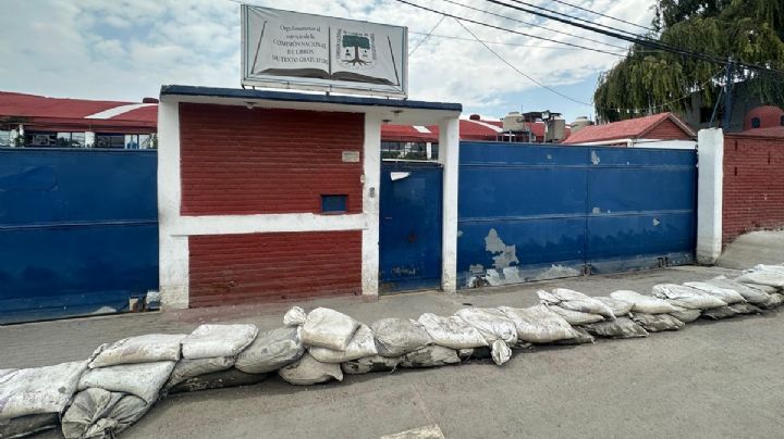 Costales salvan libros de texto de inundación en Chalco
