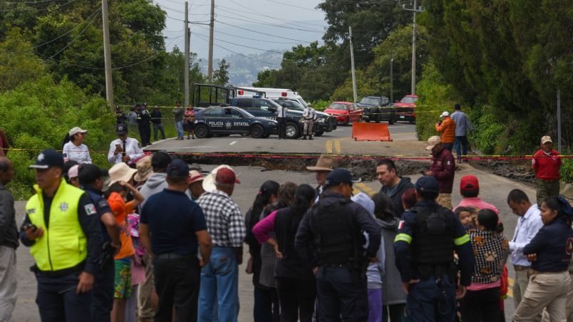 En diversos puntos de la carretera Tenancingo-Tenango se han registrado deslaves, socavones o caídas de árboles que paralizan la vialidad, además que, de acuerdo con los reportes de protección civil, ponen en peligro la vida y el patrimonio de quienes circulan.