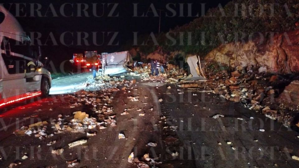 Vuelca tráiler cargado de frijol en Cumbres de Maltrata