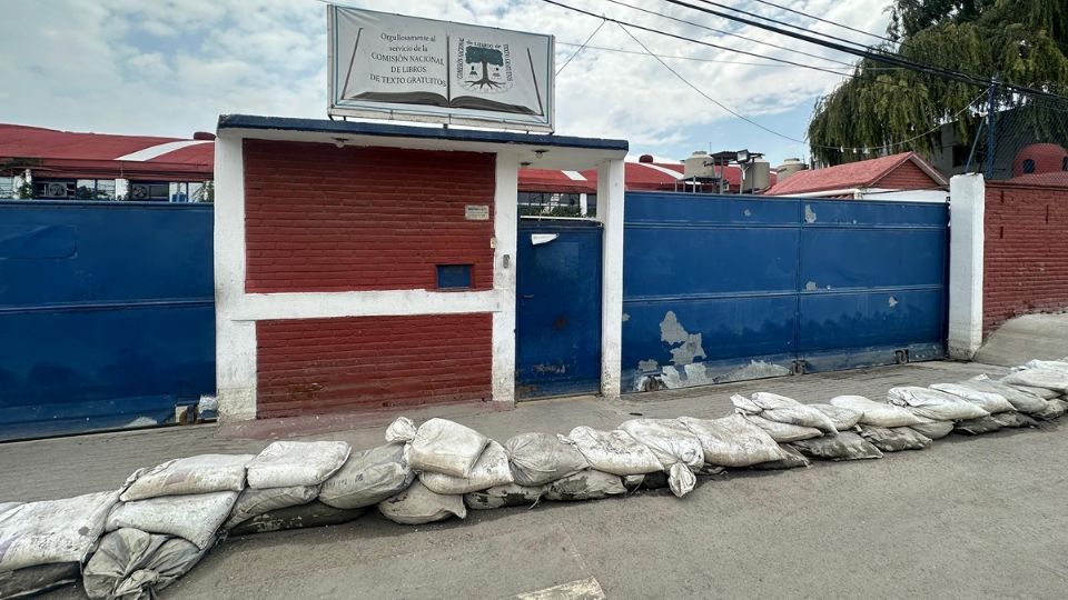 Costales salvan libros de texto de inundación en Chalco