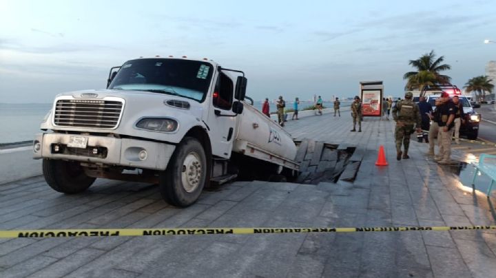 Pipa se hunde en socavón sobre bulevar de Boca del Río; esto sabemos
