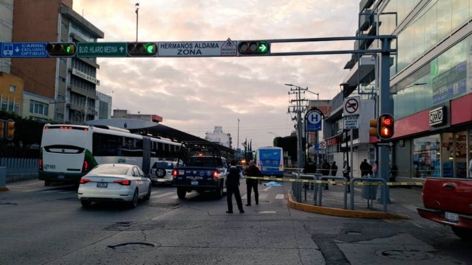 Aunque corrió, la mujer no alcanzó a cruzar el bulevar López Mateos.