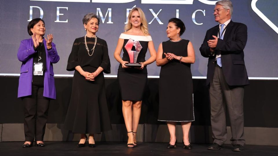 En 2023, Romina Contreras, también fue galardonada con el Premio a las Mejores Prácticas de Gobiernos Locales, en el rubro de Desarrollo Social, por mantener al Complejo Rosa Mística como el sistema municipal de salud más grande del país, el cual ofrece atención integral en apoyo a la población más vulnerable.