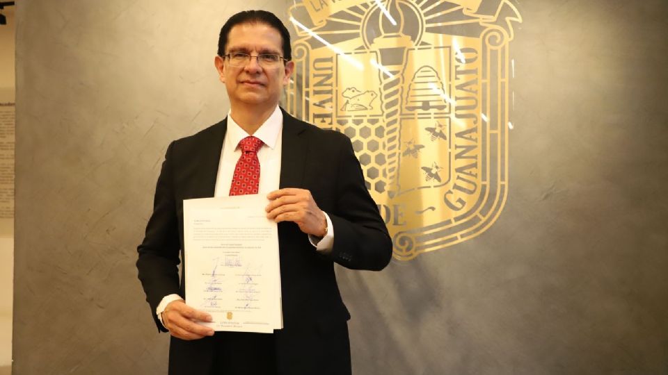 El Dr. Martín Picón Núñez es profesor investigador en la Universidad de Guanajuato, en donde se formó como Ingeniero Químico, obtuvo los grados de maestría y doctorado en Ingeniería Química por el Instituto de Ciencia y Tecnología de la Universidad de Manchester, Reino Unido.