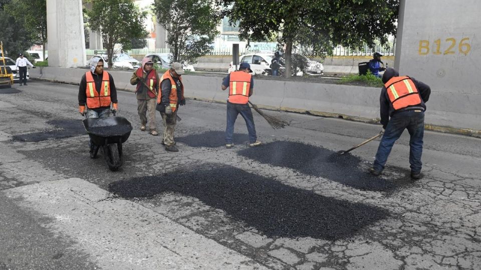 Más de 100 baches que afectaban a los automovilistas que circulan por ambos sentidos de las laterales del Boulevard Manuel Ávila Camacho, en el tramo de Naucalpan, quedaron reparados.