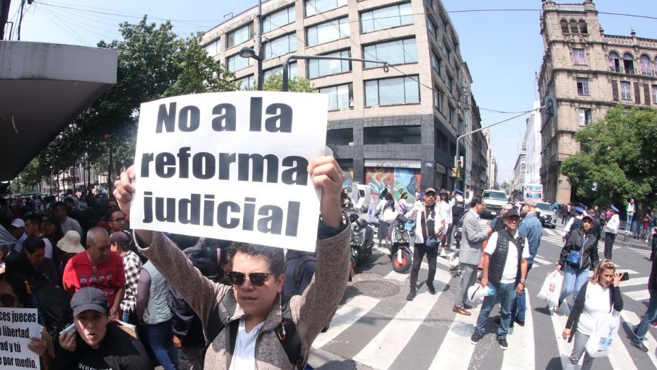 Los trabajadores que hoy se manifestaron en la entrada de la Corte piden que se detenga la reforma al Poder Judicial propuesta por el presidente Andrés Manuel López Obrador de elegir a jueces y magistrados federales y ministros de la Suprema Corte por voto.