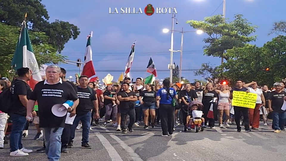 Los trabajadores llevaron vestimenta negra, banderas de México y carteles demostrando su rechazo a la reforma propuesta por el presidente