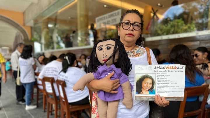 Con una muñeca sanadora Graciela recuerda a su hija Sandra, desaparecida en Veracruz