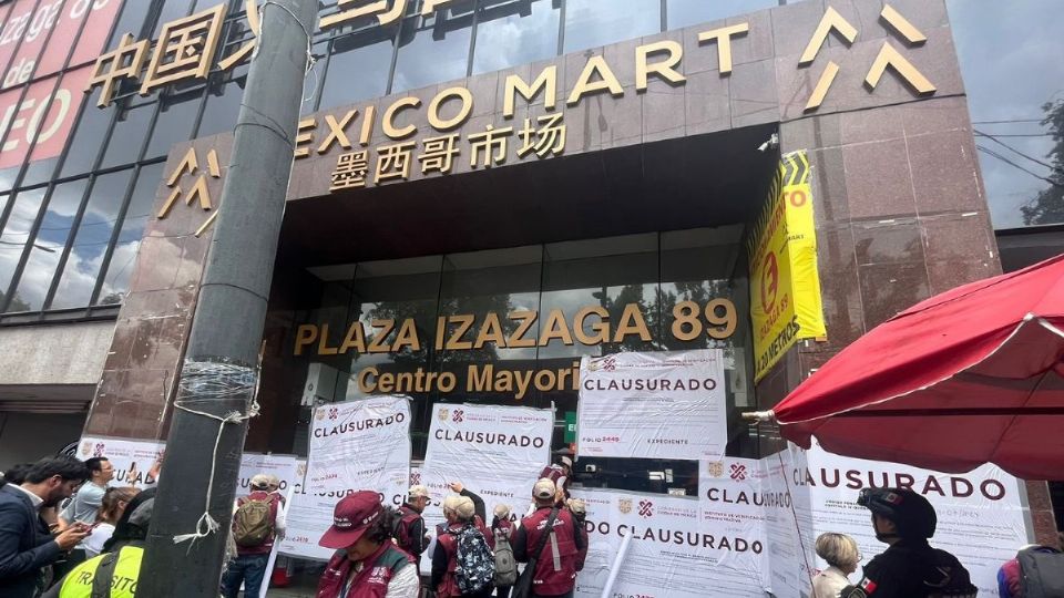 La Plaza Izazaga 89 es un centro comercial donde se venden productos al por mayor y al menudeo como paraguas, juguetes, gorras, cosméticos, enseres domésticos, electrónicos e incluso ropa.