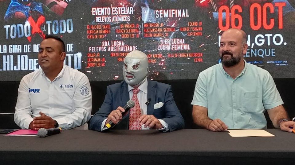 El Hijo del Santo anunció su despedida de la lucha libre, lo acompañan los titulares de Comude y del IMJU, Isaac Piña e Ismael Zúñiga.