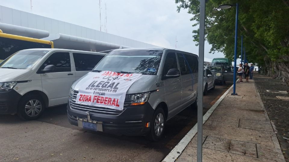 Transportistas causan caos en Aeropuerto Internacional de Cancún