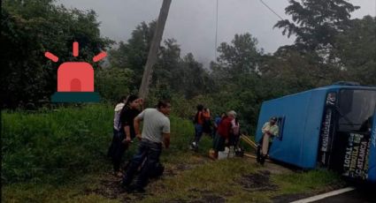 Vuelca autobús Adelas en las Altas Montañas; hay personas lesionadas