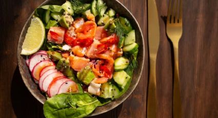 Ensalada de salmón; ideal para iniciar la semana con energía y nutrientes