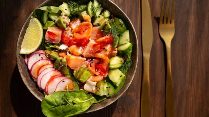 Ensalada de salmón; ideal para iniciar la semana con energía y nutrientes