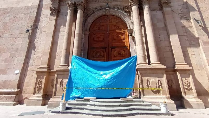 La entrada principal de Catedral está clausurada, pero siguen sus actividades con normalidad.