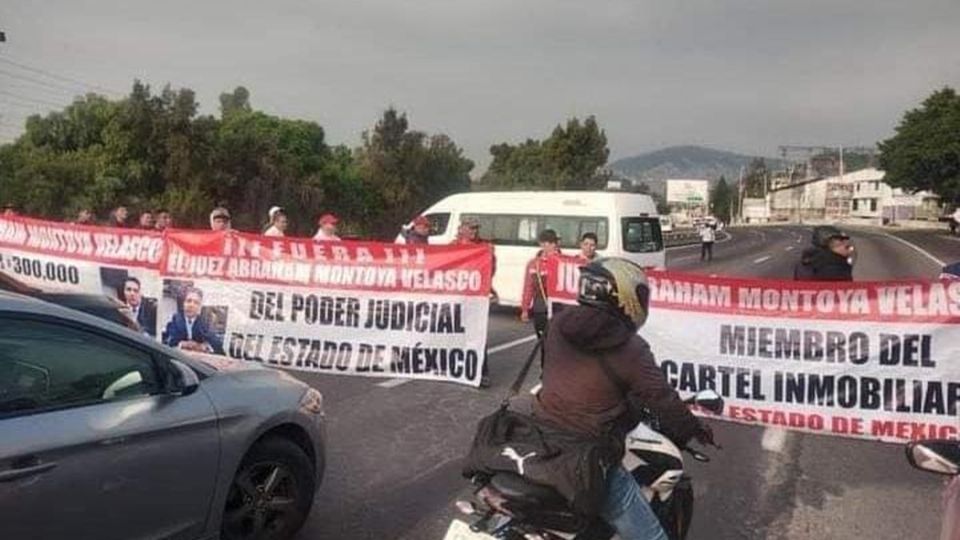 El bloqueo registrado este lunes, inicia unos cinco kilómetros antes del Monumento al Caminero