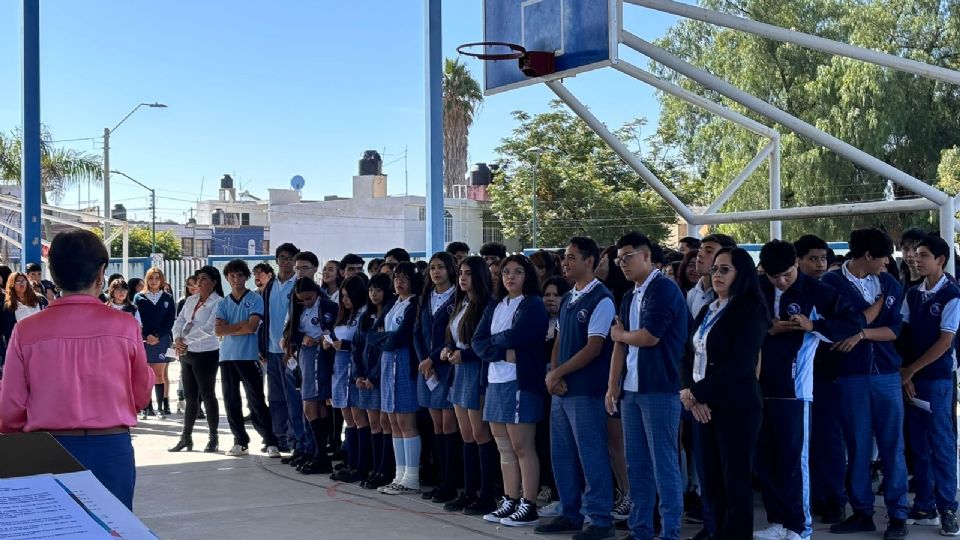 Esther Medina destacó que se ha ido reduciendo la deserción escolar, pues antes terminaban sus estudios 6 de cada 10 estudiantes que ingresaban al CECyTEG, pero el pasado ciclo logro incrementarse a que fueran 7 de cada 10.