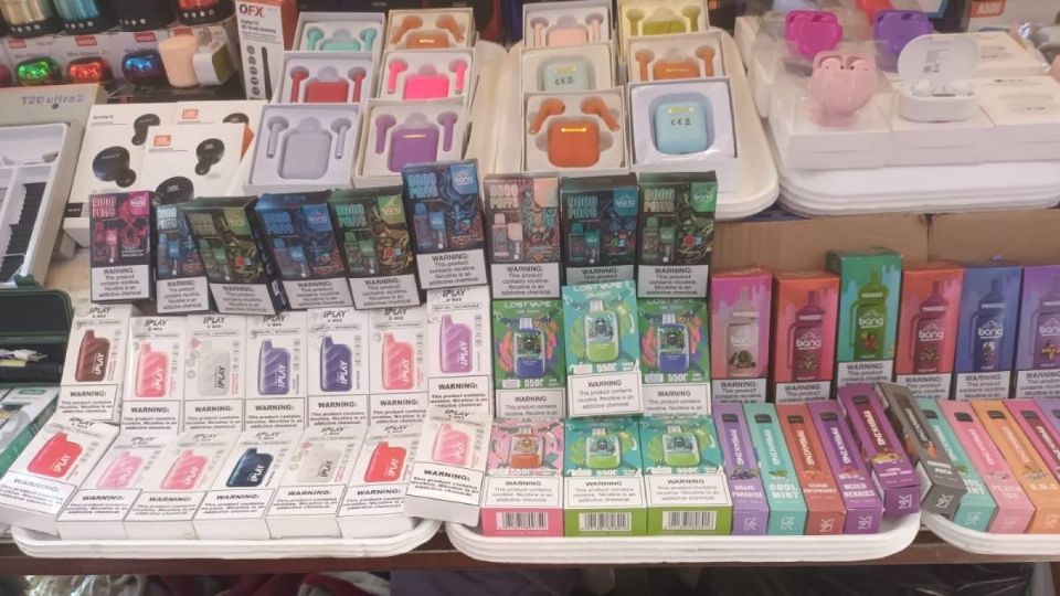 Vapeadores se venden sn regulación ni restricciones de edad afuera del Mercado Aldama.