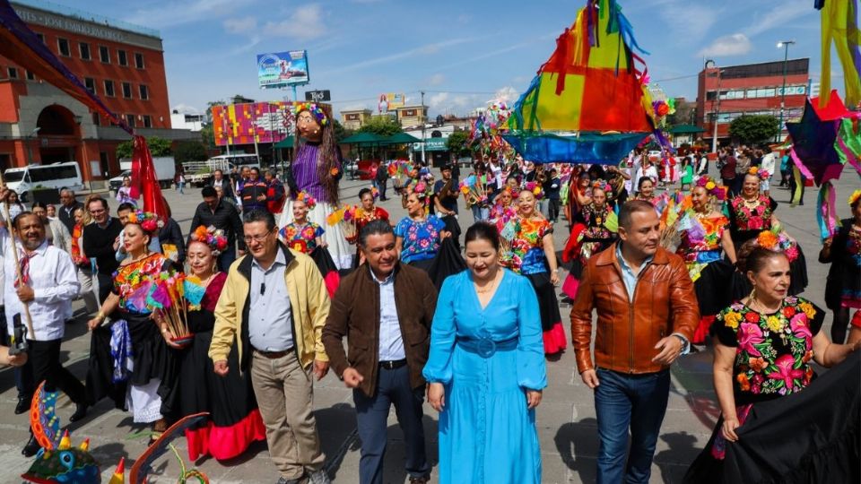 Marco Antonio Rodríguez Hurtado y la Presidenta Honoraria del DIF Municipal, María Gómez Martínez, celebraron el festival de La Guelaguetza 2024 en el Teatro Algarabía.