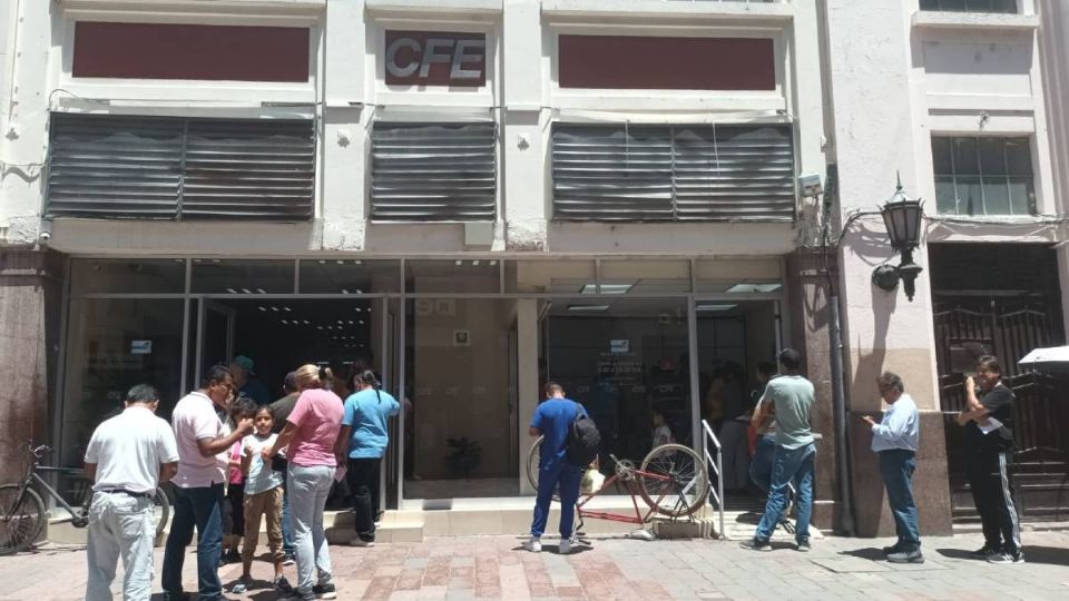 Largas filas afuera de CFE en León para pagar el recibo de luz.