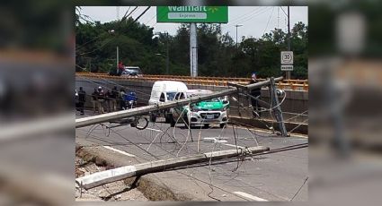 Avenida de Xalapa bloqueada por caída de postes de luz; te decimos las rutas alternas