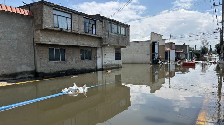 "Ya me cansé de sacar agua"; vecinos de Chalco piden ayuda del gobierno estatal
