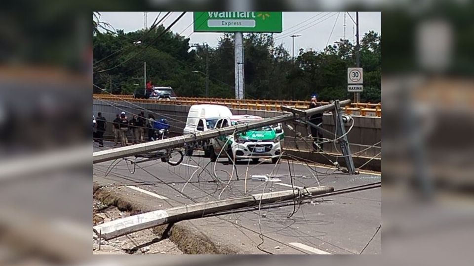 Avenida de Xalapa bloqueada por caída de postes de luz; te decimos las rutas alternas