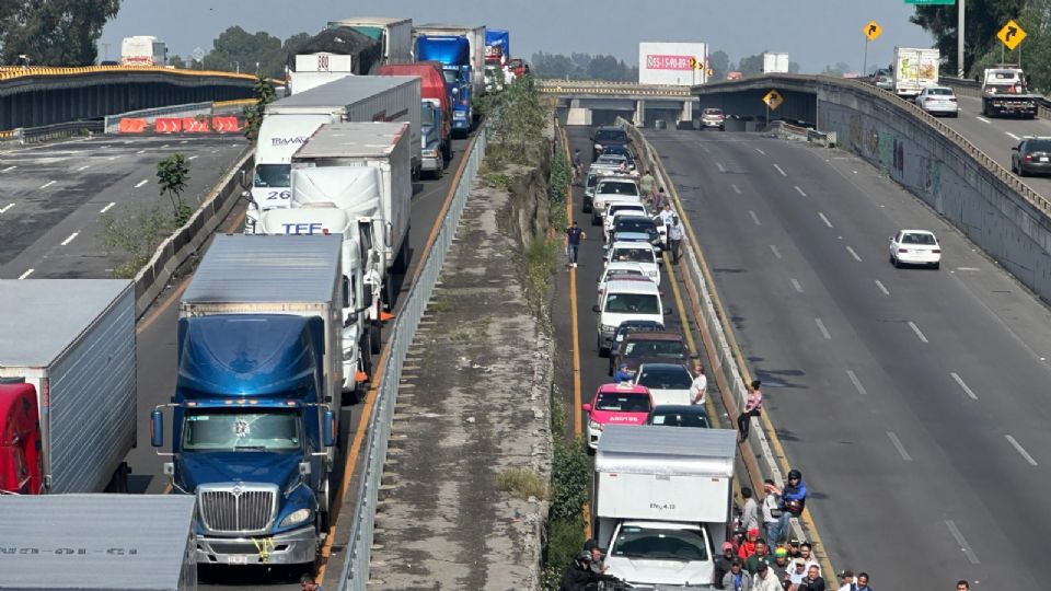 Cumple más de 30 horas el bloqueo de la autopista México-Puebla.