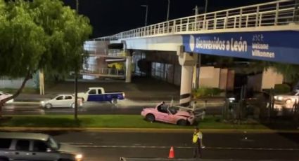 Viajaba en un auto convertible rosa y muere al estrellarse sobre bulevar Aeropuerto en León