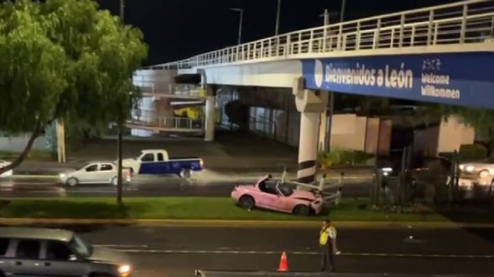 Viajaba en un auto convertible rosa y muere al estrellarse sobre bulevar Aeropuerto en León