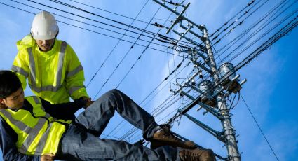 Trabajadores reciben descarga eléctrica mientras colocaban poste de luz en Tizayuca