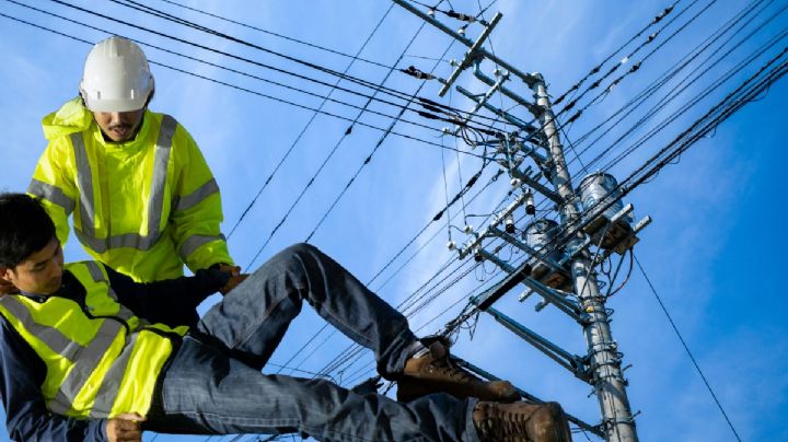 Trabajadores reciben descarga eléctrica mientras colocaban poste de luz en Tizayuca