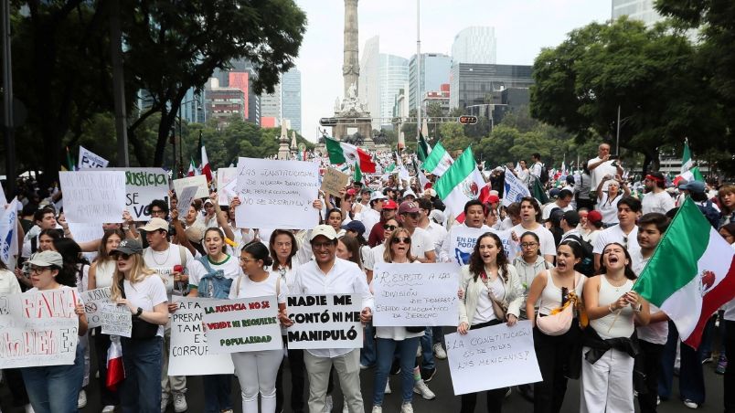 Estudiantes de derecho de distintas universidades protestaron sobre Paseo de la Reforma en contra de la reforma judicial