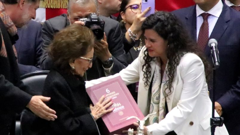 Ifigenia Martínez y Luisa María Alcalde, en la entrega del VI Informe de Gobierno