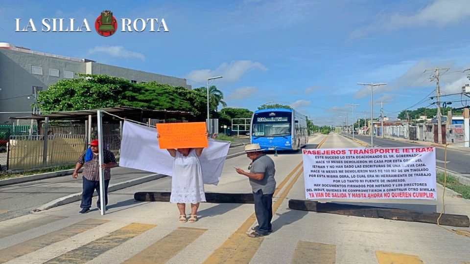 La pareja de la tercera edad detuvo la movilidad del Ie-Tram durante al menos dos horas, el argumento fue que el gobierno está por terminar su administración y temen que no se cumpla lo pactado.