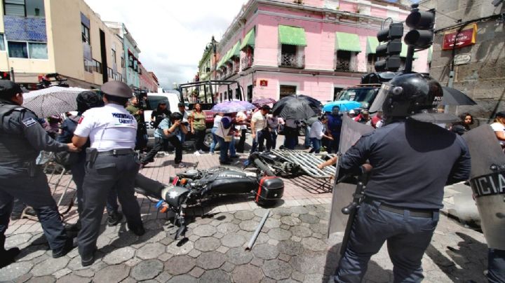 Reforma Judicial en Puebla | Manifestantes intentan dar portazo en el Congreso local