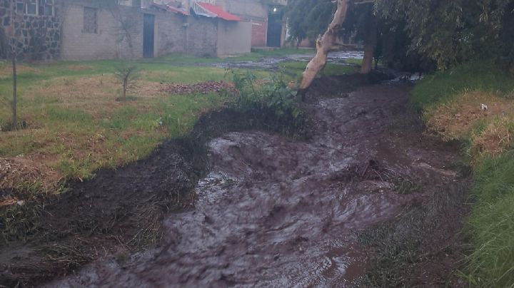 Se desborda río en Amecameca
