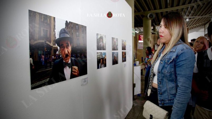 La muestra fotográfica se conforma de imágenes que retratan lo que están haciendo los fotógrafos callejeros: documentan sus entornos inmediatos, sus lugares de origen, ciudades y pueblos.