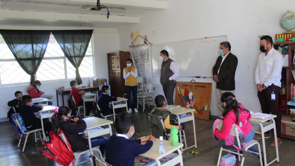 El secretario de Educación hizo un llamado a los padres y madres de familia para evitar que el dengue se disperse en sus hogares, tomando las medidas de higiene necesarias, y lo mismo al personal docente dentro de las instituciones educativas.