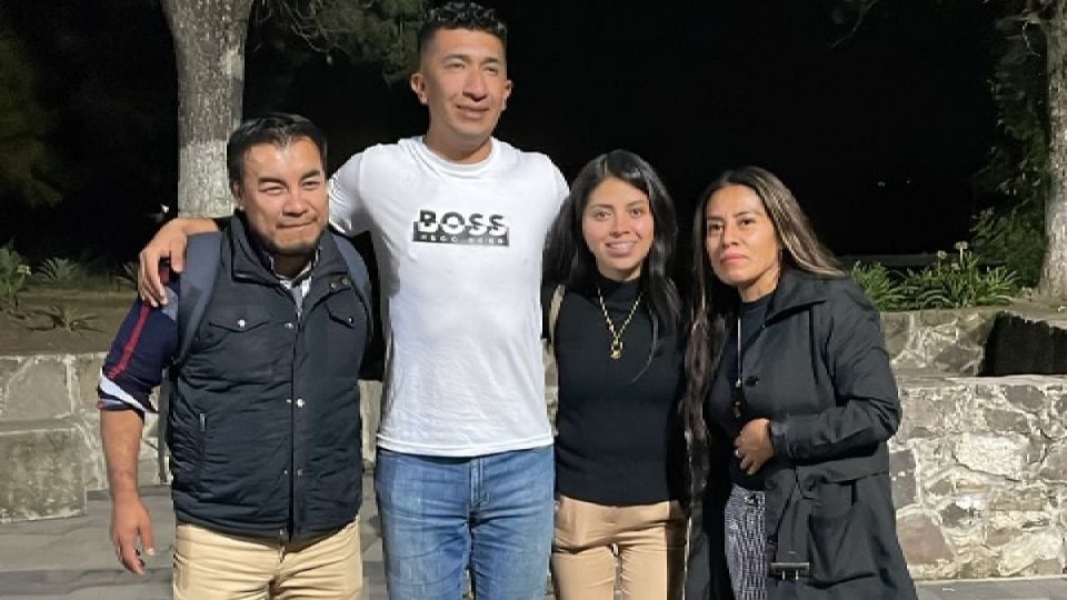 Pedro Francisco con su familia, al salir de prisión.