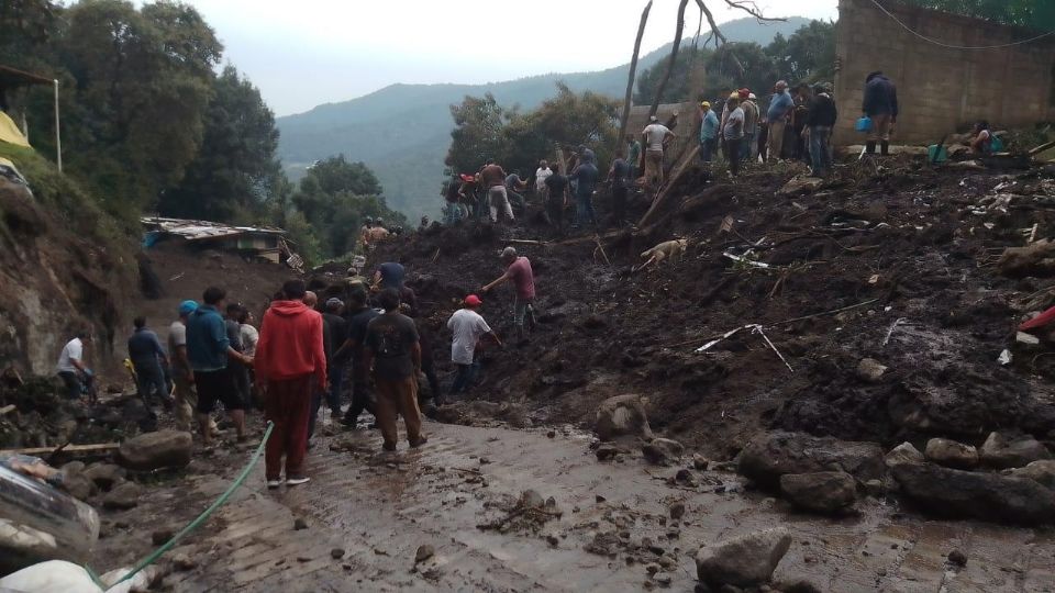 Cerro sepulta a pueblo de Jilotzingo, en Edomex