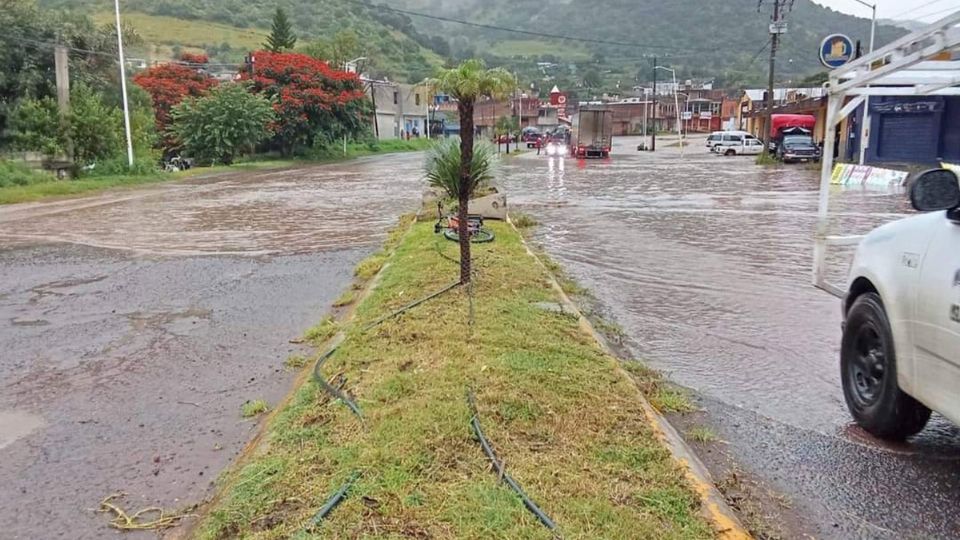 200 familias de Tuxpan, Michoacán, quedaron bajo el agua, durante tromba